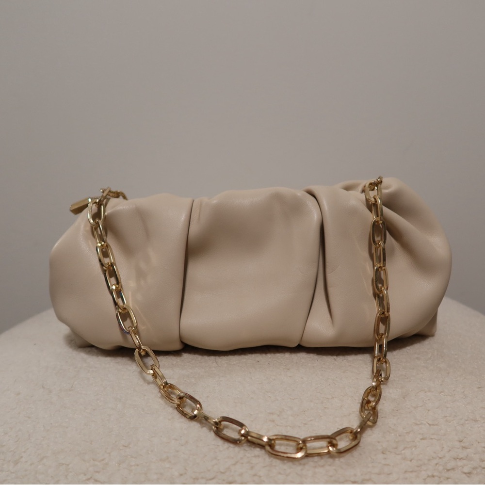 Beige Dumpling Shoulder bag with gold shoulder chain strap - Picture 2 of 3